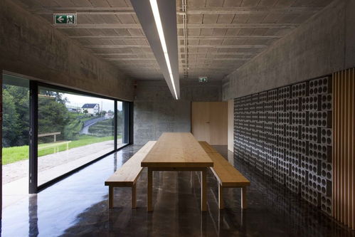 修繕后的廢棄小屋與新建的釀酒廠,和諧共處,形成新與舊的對話