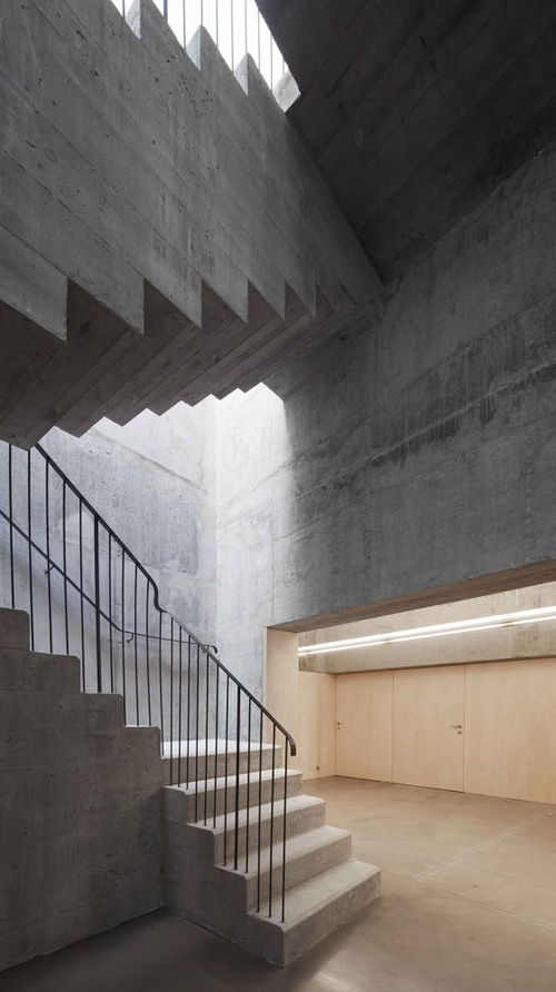 修繕后的廢棄小屋與新建的釀酒廠,和諧共處,形成新與舊的對話