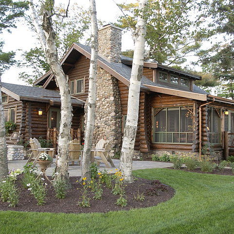 巴伊湖旁的山林小屋