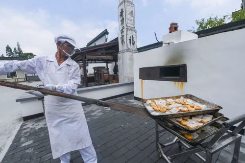 吃土灶月餅的正確姿勢 一只手吃,一只手接渣