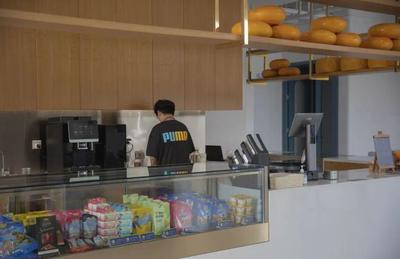 金山街邊出現了一座"城堡小屋"!不僅能工廠價享美食,還有炫酷體驗…