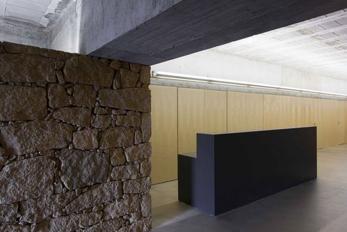 修繕后的廢棄小屋與新建的釀酒廠,和諧共處,形成新與舊的對話